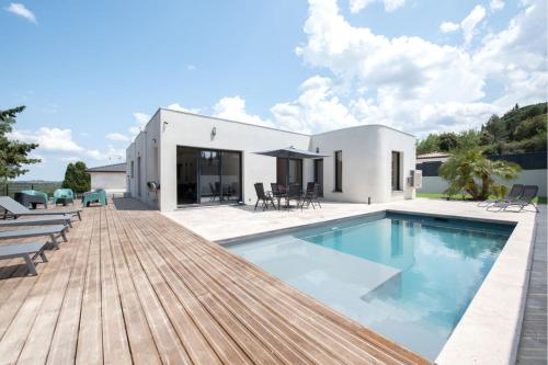 Exceptional villa with swimming pool - Location saisonnière - Palaja