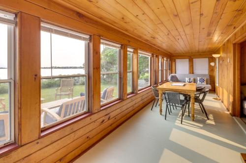 Waterfront Cottage with Sunroom and Patio and Grill