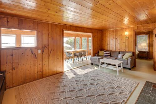 Waterfront Cottage with Sunroom and Patio and Grill in Clinton, USA