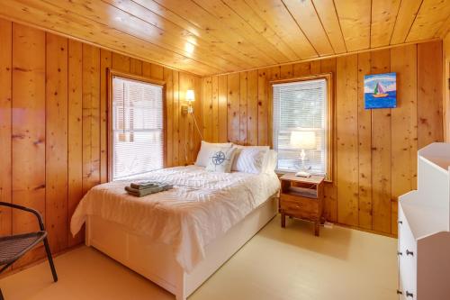 Waterfront Cottage with Sunroom and Patio and Grill