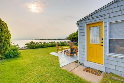 Waterfront Cottage with Sunroom and Patio and Grill