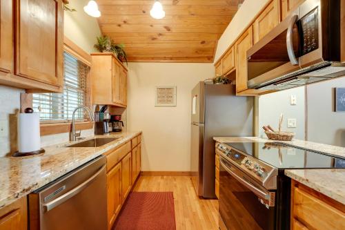 Screened Deck Cozy Branson West Cabin! in Branson West, USA