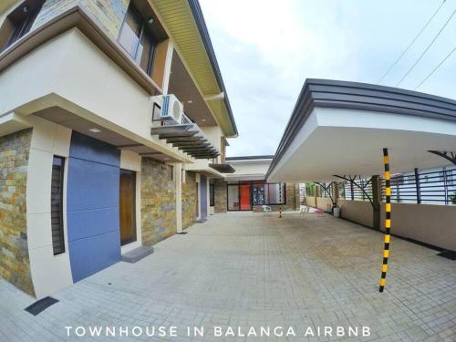 B&B Balanga - Stylish Townhouse in Balanga City Quiet Neighborhood - Bed and Breakfast Balanga