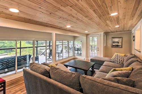 Dock, Deck and Boat Slip Lakefront Eucha Home in 克萊爾莫爾