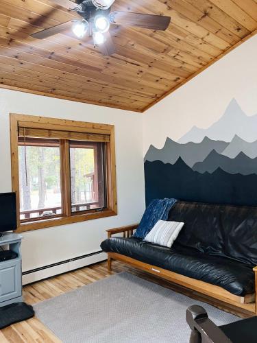 Cozy Cabin suite bed and breakfast in Woodland Park, USA