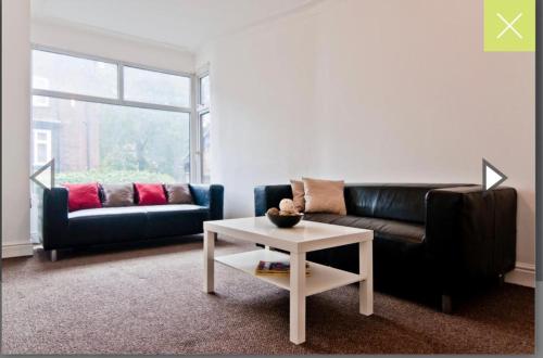 Budget Double Room Close to Leeds University and City centre 4