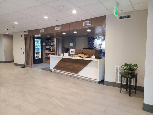 Holiday Inn Express & Suites Ft Lauderdale N - Exec Airport, an IHG Hotel