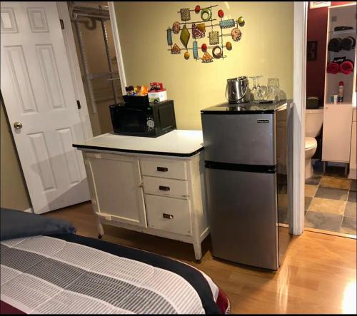 Luxurious Private Studio Get-away w/ Hot Tub & Koi Pond in Acworth, USA