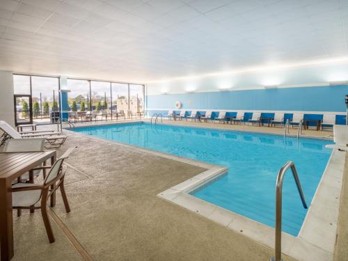 Swimming pool, Holiday Inn Chicago O’Hare – Rosemont in O'Hare International Airport