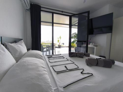 Pinar Suites Habitaciones - Tap to explore photos