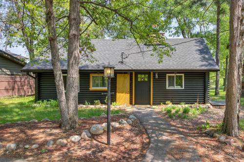 1 Mi to Beach & Lake: Breezy Point Cabin w/ Yard! in Breezy Point (MN)