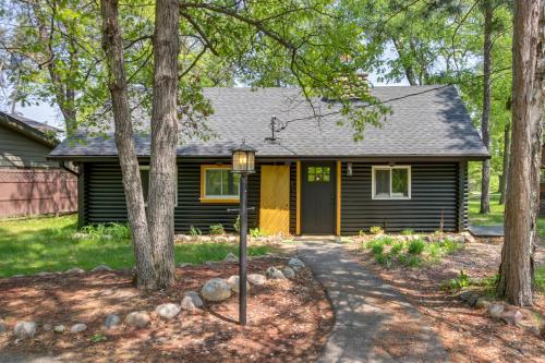 Peaceful Breezy Point Cabin 1 Mi to Beach!