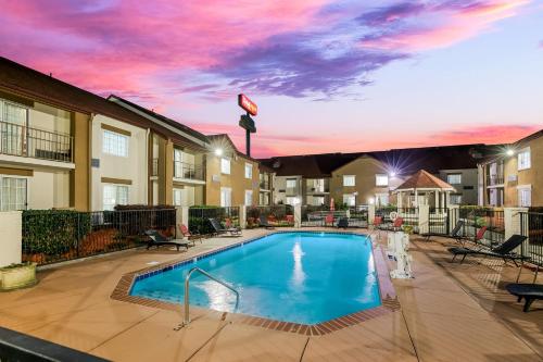 Red Roof Inn PLUS+ & Suites Knoxville West - Cedar Bluff