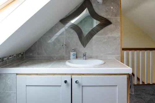 Bathroom, Honeysuckle Cottage in Connemara