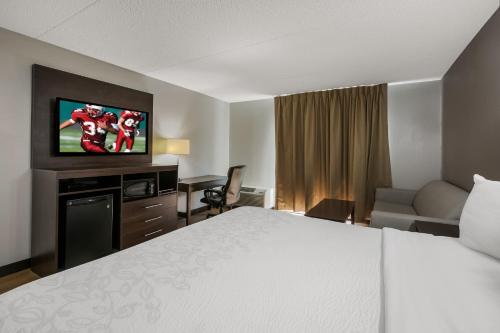 Red Roof Inn PLUS+ & Suites Knoxville West - Cedar Bluff - image 9