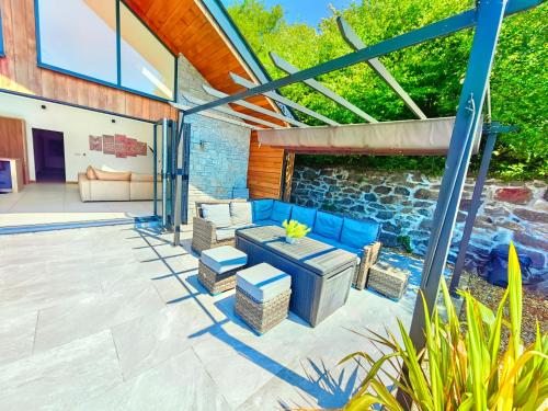 CORNWALL LUXURIOUS UNIQUE New Build PALMA VILLA# 4miles EDEN PROJECT, BEACH & HARBOUR # Private Location, Encllosed Garden with View, Underfloor Heating, Coffee Machine# Walking-Cycling Path, Pet Friendly