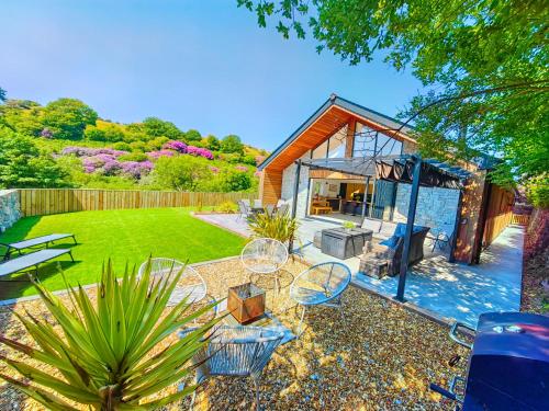 CORNWALL LUXURIOUS UNIQUE New Build PALMA VILLA# 4miles EDEN PROJECT, BEACH & HARBOUR # Private Location, Encllosed Garden with View, Underfloor Heating, Coffee Machine# Walking-Cycling Path, Pet Friendly