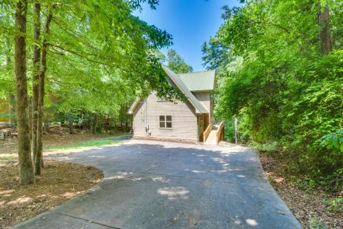 3BR Murrayville Lakefront Cabin with Boat Slip! - image 11