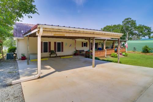 Cozy Lake Eufaula Hideaway with Fire Pit and Hot Tub!