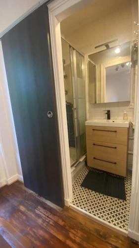 Bathroom, Grand studio refait a neuf ! in Yerres
