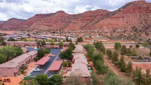 B&B Kanab - 3BR / 2BA Townhome with Pool, Patio, WiFi, Washer/Dryer - Bed and Breakfast Kanab