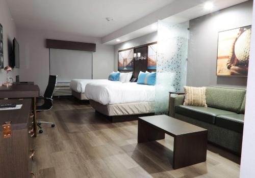 2 queen beds, 1 sofa bed