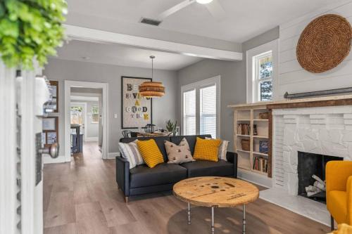 BeeKeepers Inn - Beautifully Renovated 1929 Bungalow with 2 Bedrooms on Brick Street near Tampas Attractions in Tampa, USA