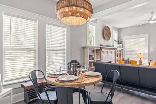BeeKeepers Inn - Beautifully Renovated 1929 Bungalow with 2 Bedrooms on Brick Street near Tampas Attractions in Tampa, USA