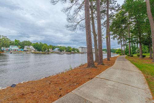 Ground Floor Condo 2 bed 2 bath Riverwalk at Arrowhead Country Club Unit 104 - image 8