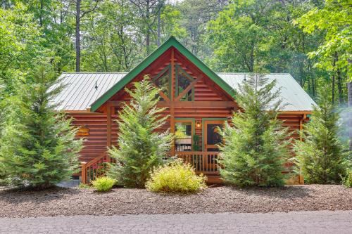 Dog-Friendly Getaway with King Suites and Hot Tub! in Blue Ridge, USA