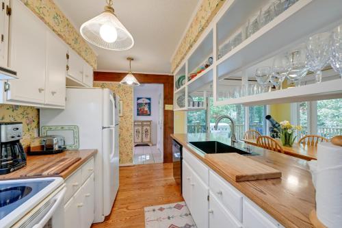 Smallwood Cute Highlands Home with Screened Porch! in Highlands, USA