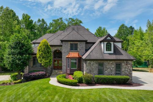 . Luxury Estate: Game Room & Pickleball Court