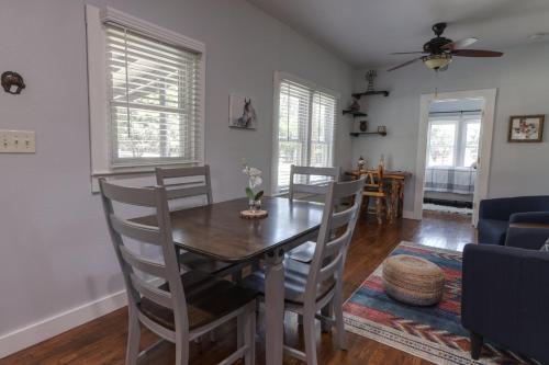 المرافق, Bandera Bungalow - River, Downtown, Peaceful fenced corner lot! King bed! in بانديرا_تكساس