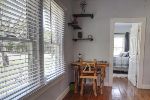 المرافق, Bandera Bungalow - River, Downtown, Peaceful fenced corner lot! King bed! in بانديرا_تكساس