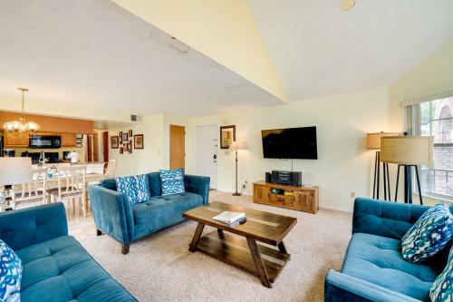 Laguna Bay Condo with Pool 7 Mi to Disney World! in Kissimmee, USA