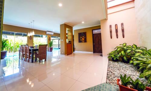 Villa LOGAN - KUTA - 5 Bedroom - 3 Bathroom Villa - Great Location