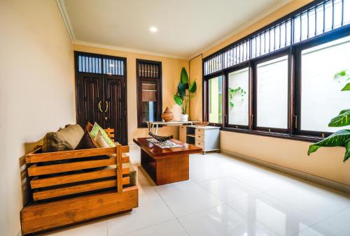 Villa LOGAN - KUTA - 5 Bedroom - 3 Bathroom Villa - Great Location