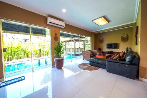 Villa LOGAN - KUTA - 5 Bedroom - 3 Bathroom Villa - Great Location