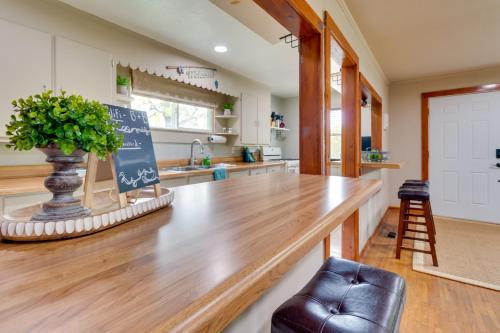Henderson Vacation Rental Less Than 1 Mi to Norfork Lake! in Henderson, USA