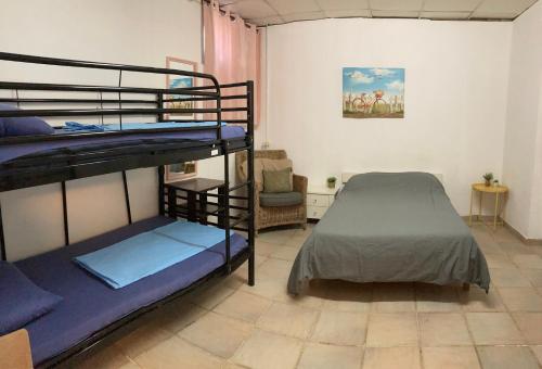 1 queen bed, 2 twin beds, 2 bunk beds
