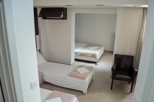 1 queen bed, 2 twin beds