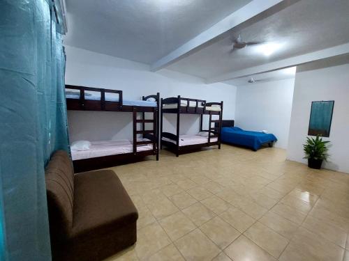 1 queen bed, 2 bunk beds