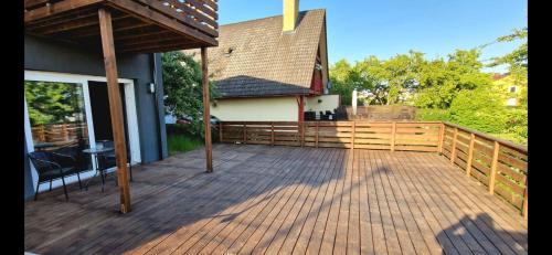 Exterior view, Stilren svit lagenhet med tradack och laddstation in Motala