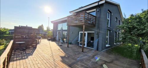 Exterior view, Stilren svit lagenhet med tradack och laddstation in Motala