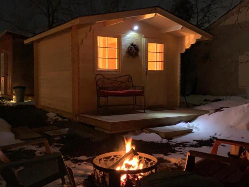 Cozy Cabin with pool & hot tub