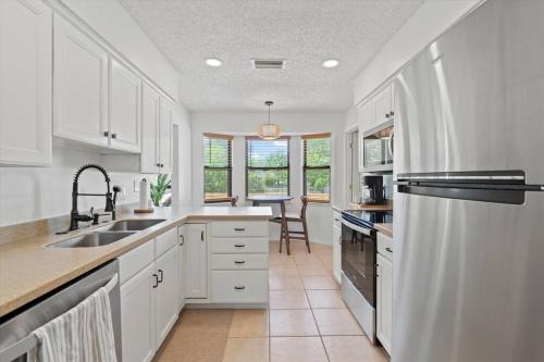 Spacious Home Near Beach, Large Yard, Game Room And Dog Friendly - Jacksonville, FL