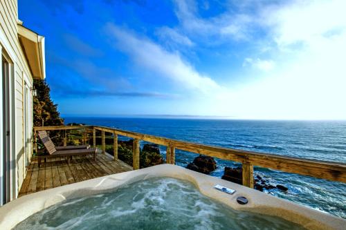 Exquisite Oceanview! Hot Tub! Oceanfront! Shelter Cove, CA
