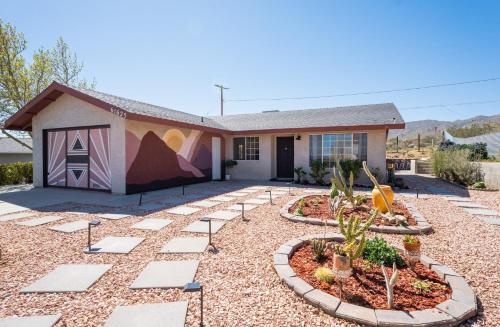 Hot Tub, Games, King Bed, Fire Pit, BBQ Grill, minutes from National Park and Views, Joshua Tree