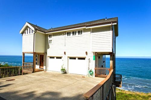 Spectacular Ocean View Penthouse Oceanfront! Hot Tub! Shelter Cove, CA in Shelter Cove (CA)