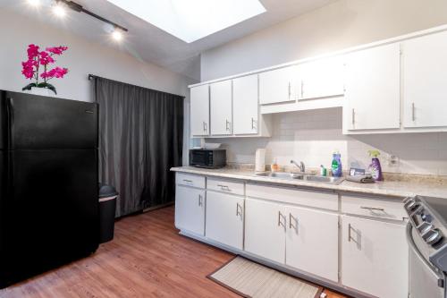 Sunny Sweetheart-Front Apartment near Riverwalk in Columbus, USA